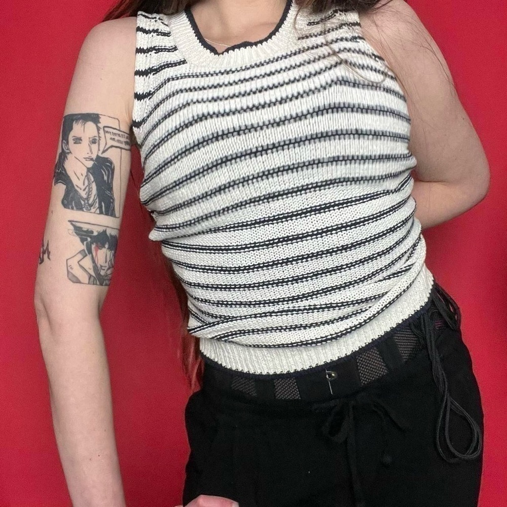 Striped style sweater vest 🖤🤍